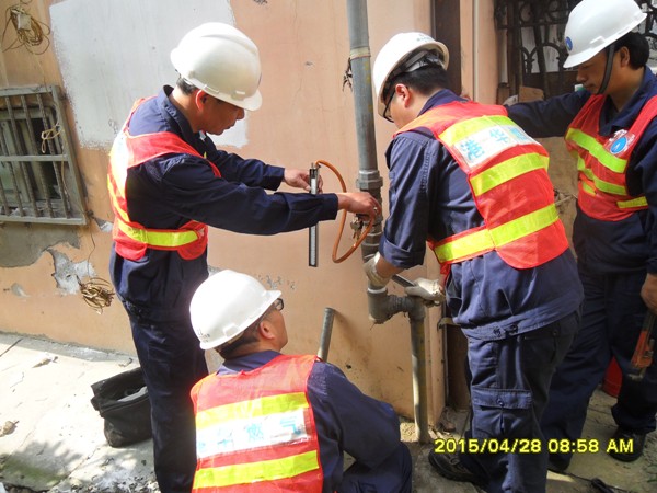 安慶港華開展燃?xì)鈽菞澒艿佬孤┭菥?>                            <div   id="zad3riafk"   class="con">
                                <span id="zad3riafk"    class="title">安慶港華開展燃?xì)鈽菞澒艿佬孤┭菥?/span>
                                <p class="des">
	4月28日，為提高公司員工及用氣居民安全意識(shí)，營造人人關(guān)注安全的良好安全氛圍，安慶港華積極開展燃?xì)鈽菞澒艿佬孤?yīng)急搶險(xiǎn)演練。 


	上午8時(shí)45分演練在長鑫花園小區(qū)正式開始，一輛汽車因駕駛不慎，撞擊了小區(qū)6號(hào)樓的戶外燃?xì)庖牍?，致使燃?xì)庑孤?，隨時(shí)會(huì)引起火災(zāi)或爆炸的發(fā)生。安慶港華應(yīng)急小組在接到“報(bào)警”后，14名工作人員快速趕赴現(xiàn)場進(jìn)行險(xiǎn)情處置。探測(cè)泄漏點(diǎn)天然氣濃度，關(guān)閉閥門，在險(xiǎn)情得到...</p>
                            </div>
                            <div   id="zad3riafk"   class="time">
                                <span id="zad3riafk"    class="day">04</span>
                                <span id="zad3riafk"    class="year-month">2015-05</span>
                            </div>
                        </a>
                    </li>
                                        <li>
                        <a href="show.php?Id=381" target="_blank">
                                                        <div   id="zad3riafk"   class="con">
                                <span id="zad3riafk"    class="title">安慶港華積極適應(yīng)新常態(tài) 有序推進(jìn)地下管網(wǎng)升級(jí)改造</span>
                                <p class="des">&nbsp;

	我市開展支持中小企業(yè)健康發(fā)展行動(dòng)以來，安慶港華主動(dòng)適應(yīng)新常態(tài)，充分結(jié)合公司實(shí)際和“安全安慶提升年”活動(dòng)，主動(dòng)加大城市燃?xì)夤芫W(wǎng)更新改造力度，先后投入800萬余元，全力推進(jìn)同安路、湖心北路、天柱山路、菱湖南路等路段及部分小區(qū)約10余公里地下燃?xì)夤艿赖母赂脑?，著力保障中小企業(yè)和居民安全平穩(wěn)用氣。


	在不斷加大人力物力投入，加快工期進(jìn)度的同時(shí)，安慶港華還三措并行，最大限度...</p>
                            </div>
                            <div   id="zad3riafk"   class="time">
                                <span id="zad3riafk"    class="day">04</span>
                                <span id="zad3riafk"    class="year-month">2015-05</span>
                            </div>
                        </a>
                    </li>
                                        <li>
                        <a href="show.php?Id=382" target="_blank">
                                                        <div   id="zad3riafk"   class="con">
                                <span id="zad3riafk"    class="title">安慶港華“雙備改造”提升加氣服務(wù)能力</span>
                                <p class="des">&nbsp;

	近日，港華路加氣站雙電源改造及擴(kuò)能改造的全部完成，新增壓縮機(jī)正式投入聯(lián)動(dòng)運(yùn)行，我市出租車加氣服務(wù)能力得到進(jìn)一步提升和保障。 


	港華路加氣站因位于市中心地帶，每天承擔(dān)著全市近60%車用氣需量，為避免高峰時(shí)段加氣排隊(duì)，2014年12月底，安慶港華對(duì)該加氣站進(jìn)行“雙備份式”改造,一手抓內(nèi)部設(shè)備升級(jí)，在現(xiàn)有兩臺(tái)壓縮機(jī)投運(yùn)的基礎(chǔ)上，增加一臺(tái)備用壓縮機(jī)，有效降低設(shè)備運(yùn)行壓力，...</p>
                            </div>
                            <div   id="zad3riafk"   class="time">
                                <span id="zad3riafk"    class="day">04</span>
                                <span id="zad3riafk"    class="year-month">2015-05</span>
                            </div>
                        </a>
                    </li>
                                        <li>
                        <a href="show.php?Id=380" target="_blank">
                            <img src=